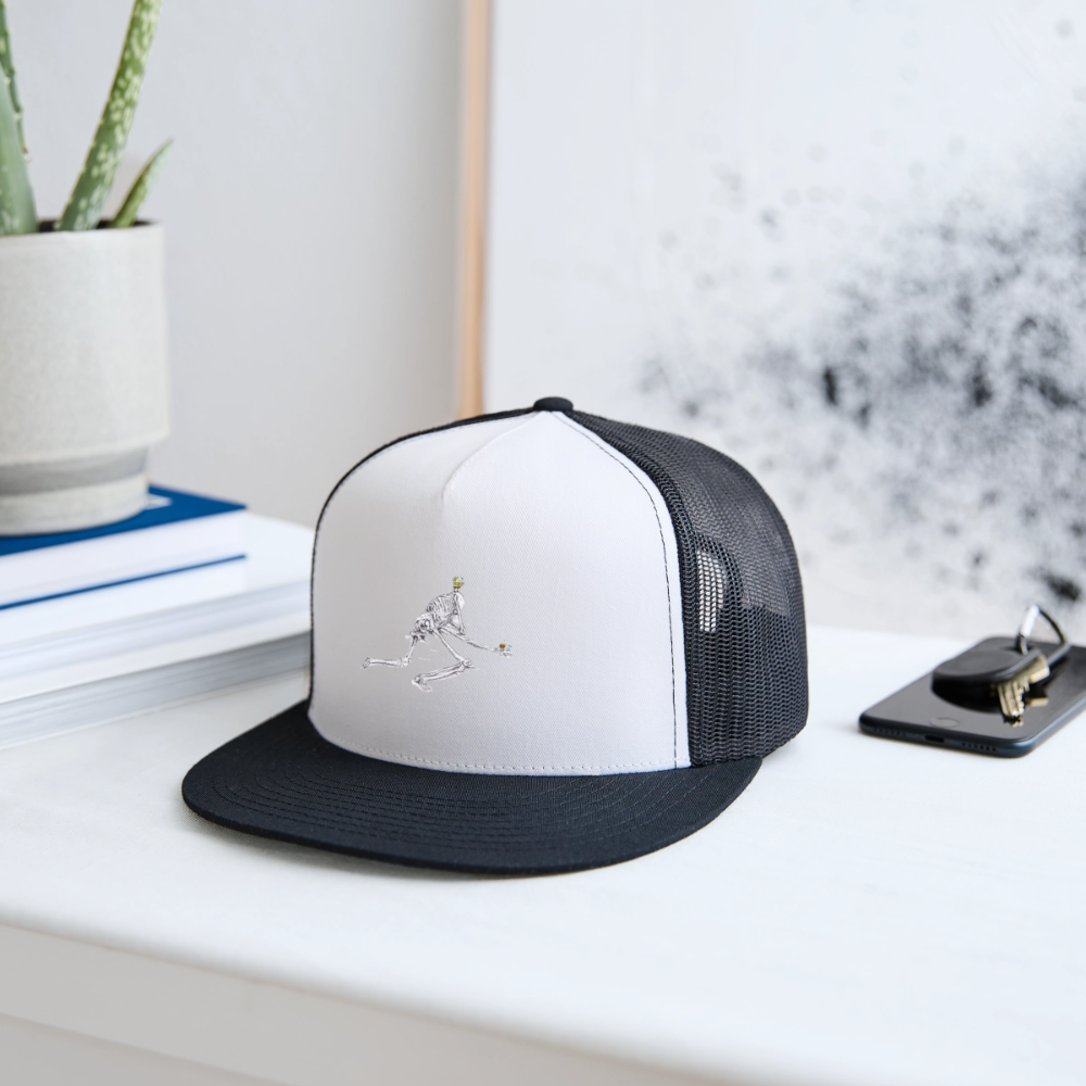 A rejected Hat - white/black